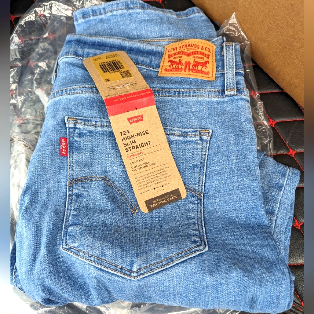 Brand NEW! Women's Levi 724 Jeans
